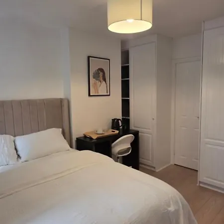 King With En-suite Bathroom * Dublin